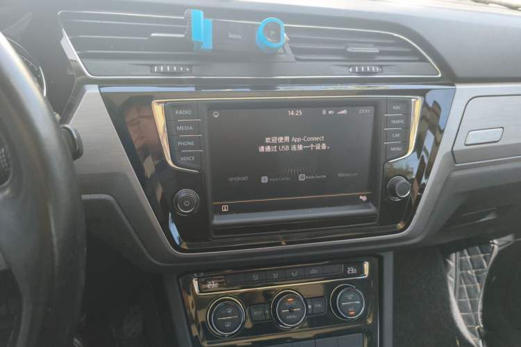 Used Volkswagen Touran 2018 Volkswagen Touran L 280TSI DSG Comfort Edition 7-seater Audio And AC Panel