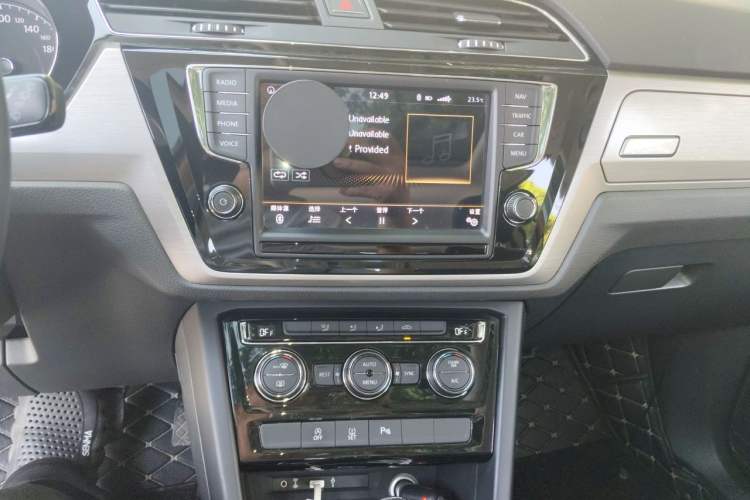 Used Volkswagen Touran 2018 Volkswagen Touran L 280TSI DSG Comfort Edition 6-seater Audio And AC Panel