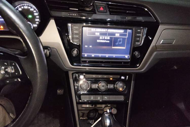 Used Volkswagen Touran 2018 Volkswagen Touran L 280TSI DSG Boundary Edition 7 Seats China VI Standard Audio And AC Panel