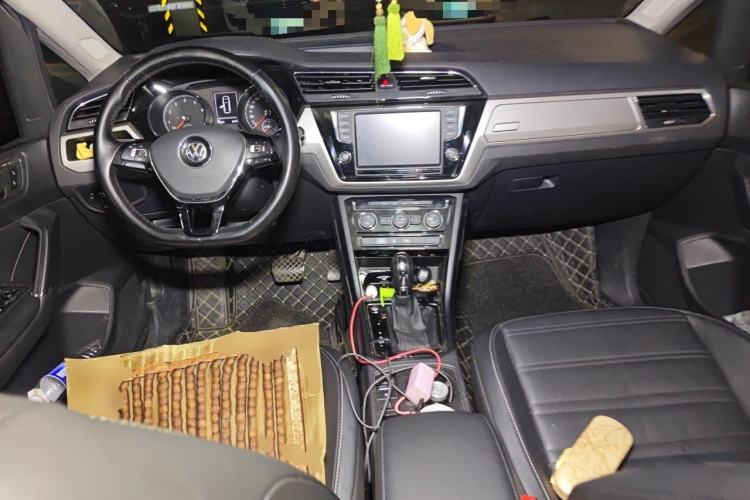 Used Volkswagen Touran 2018 Volkswagen Touran L 280TSI DSG Comfort Edition 7-seater Center Console