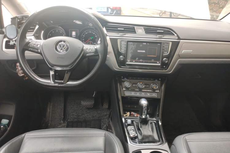 Used Volkswagen Touran 2018 Volkswagen Touran L 280TSI DSG Boundary Edition 7 Seats China VI Standard Center Console