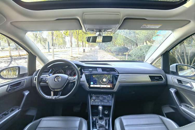 Used Volkswagen Touran 2018 Volkswagen Touran L 280TSI DSG Boundary Edition 6-Seater China VI Standard Center Console
