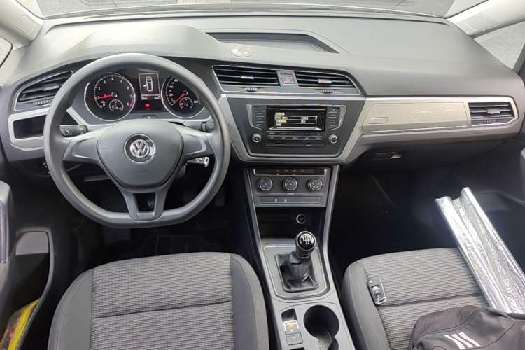 Used Volkswagen Touran 2018 Volkswagen Touran L 280TSI Manual Trend Edition Center Console