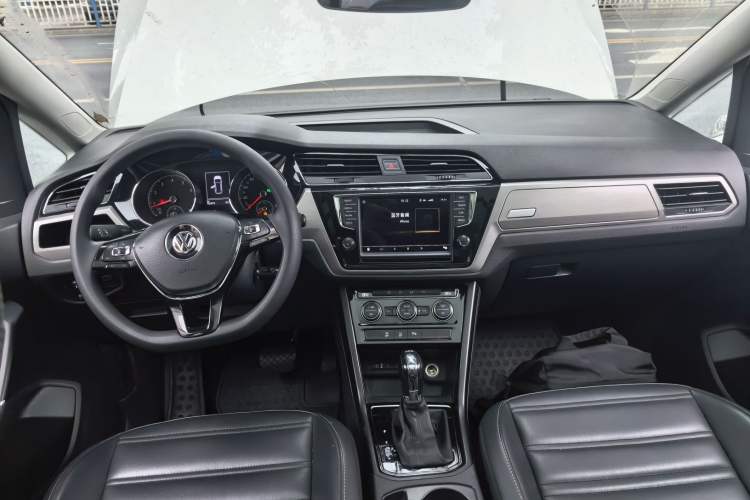 Used Volkswagen Touran 2018 Volkswagen Touran L 280TSI DSG Comfort Edition 7 Seats China V Emission Standard Center Console