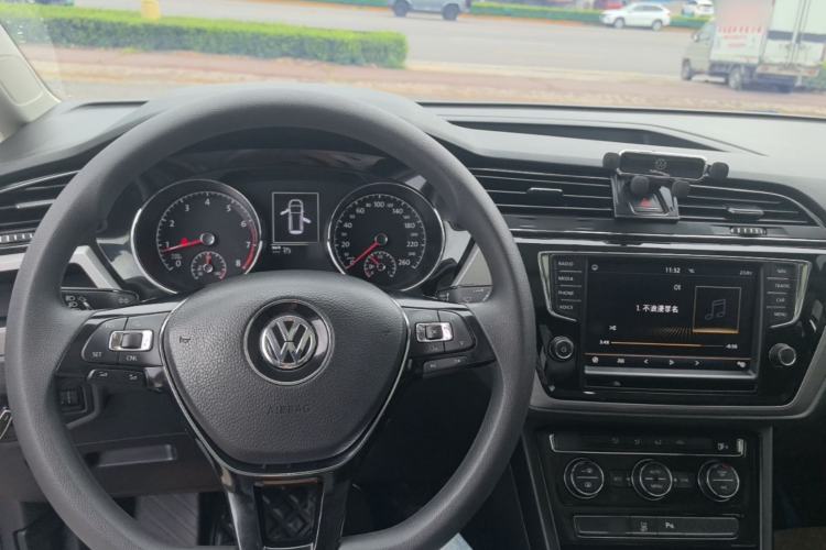 Used Volkswagen Touran 2018 Volkswagen Touran L 280TSI DSG Comfort Edition 7 Seats China VI Standard Center Console