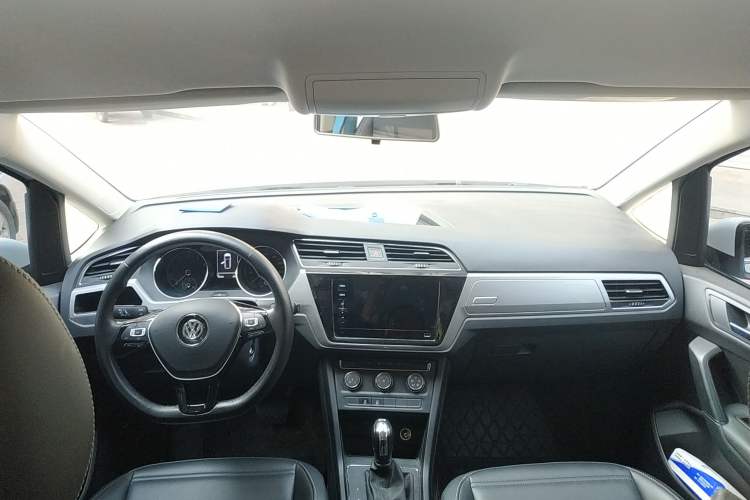 Used Volkswagen Touran 2018 Volkswagen Touran L 280TSI DSG Style Edition 7 Seats China VI Standard Center Console