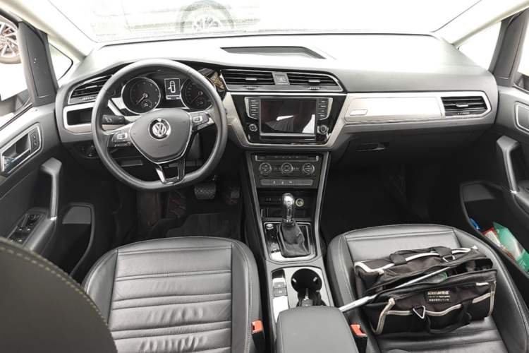 Used Volkswagen Touran 2018 Volkswagen Touran L 280TSI DSG Comfort Edition 6-seater Center Console