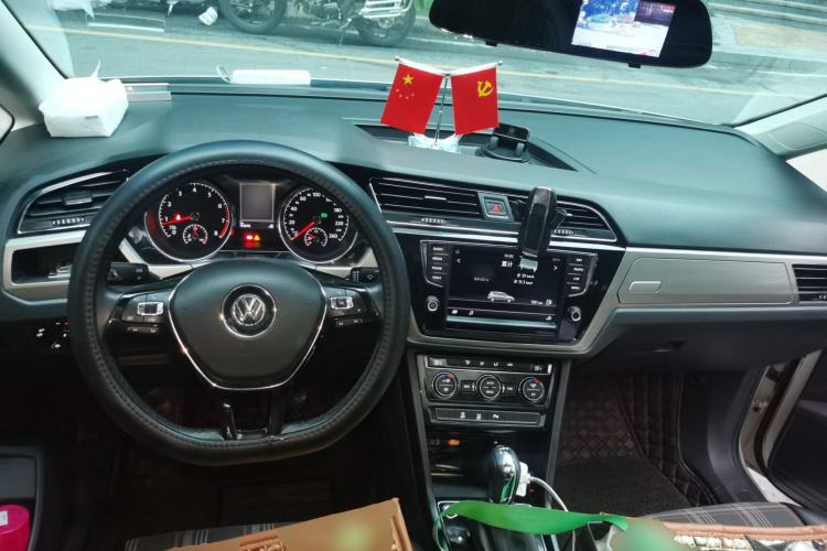 Used Volkswagen Touran 2018 Volkswagen Touran L 280TSI DSG Comfort Edition 7-seater Center Console