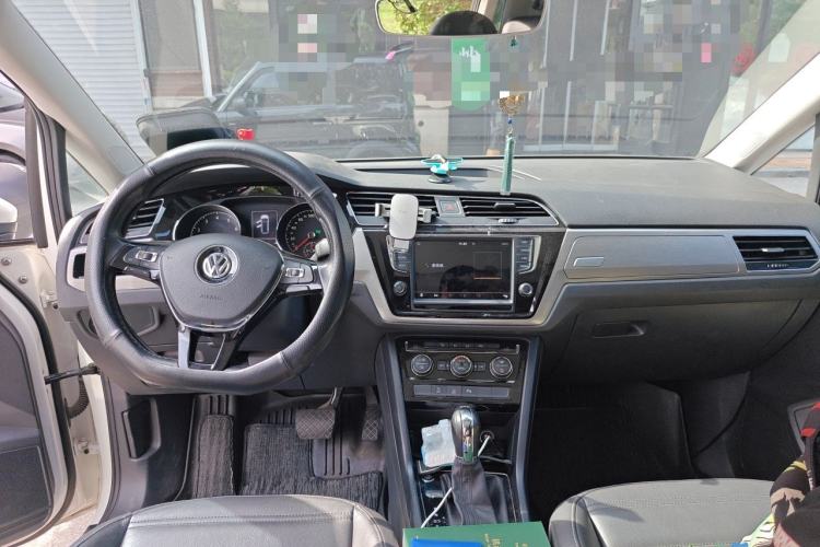 Used Volkswagen Touran 2018 Volkswagen Touran L 280TSI DSG Comfort Edition 7-seater Center Console