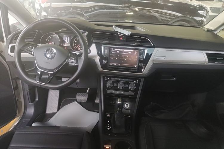 Used Volkswagen Touran 2018 Volkswagen Touran L 280TSI DSG Comfort Edition 7-seater Center Console