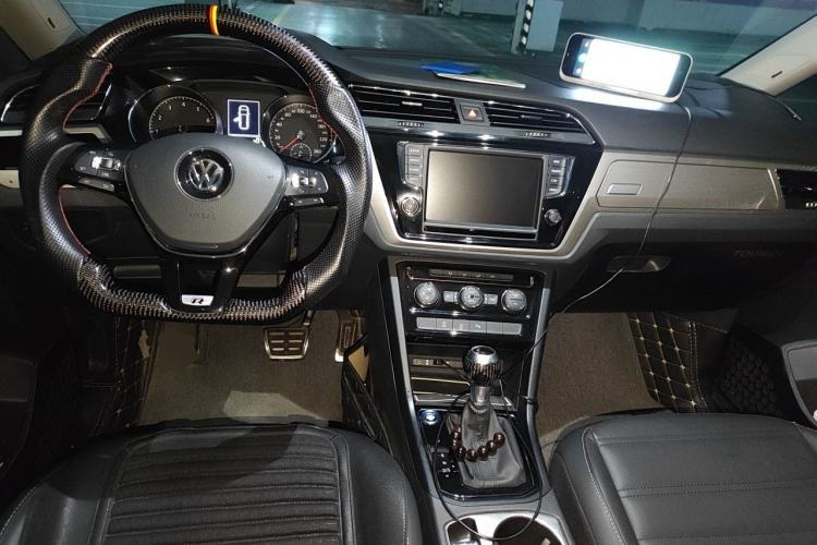 Used Volkswagen Touran 2018 Volkswagen Touran L 280TSI DSG Luxury Edition 6-seater Center Console