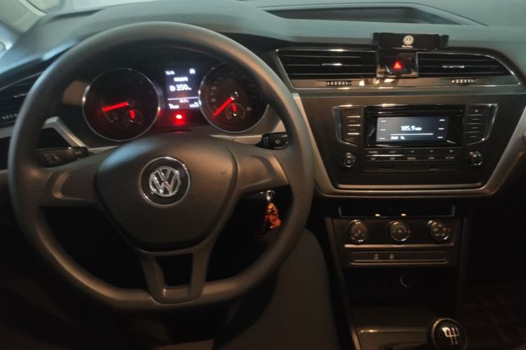 Used Volkswagen Touran 2018 Volkswagen Touran L 280TSI Manual Trend Edition Center Console
