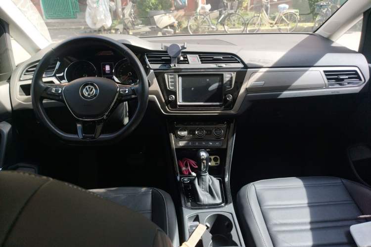 Used Volkswagen Touran 2018 Volkswagen Touran L 280TSI DSG Luxury Edition 7 Seats Center Console