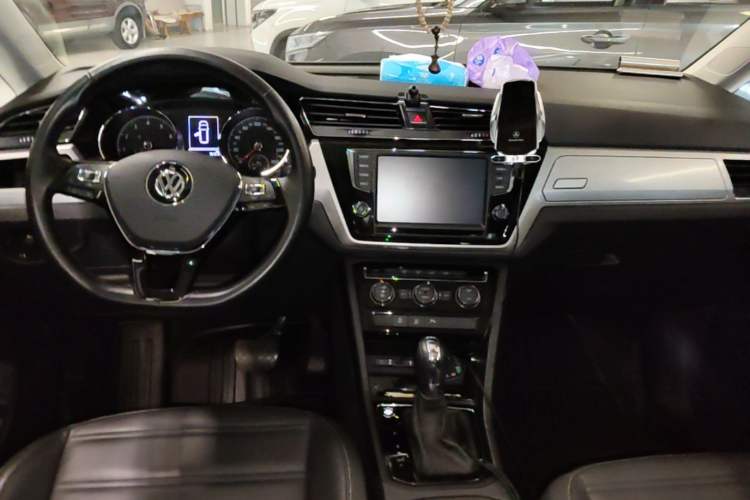 Used Volkswagen Touran 2018 Volkswagen Touran L 280TSI DSG Boundary Edition 7 Seats China V Emission Standard Center Console