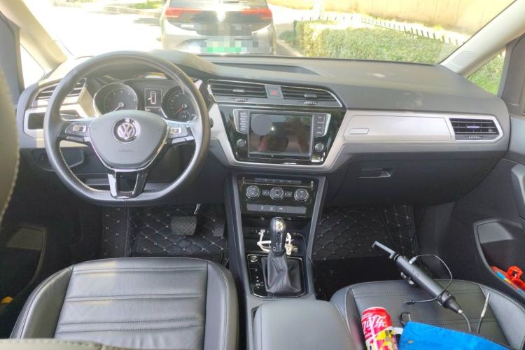 Used Volkswagen Touran 2018 Volkswagen Touran L 280TSI DSG Comfort Edition 6-seater Center Console