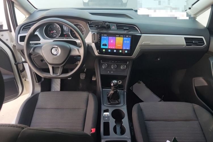 Used Volkswagen Touran 2018 Volkswagen Touran L 280TSI Manual Trend Edition Center Console