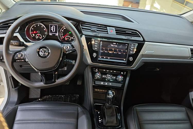 Used Volkswagen Touran 2018 Volkswagen Touran L 280TSI DSG Comfort Edition 7 Seats China V Emission Standard Center Console