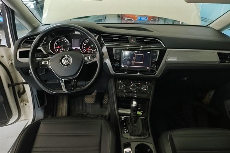 Used Volkswagen Touran 2018 Volkswagen Touran L 280TSI DSG Boundary Edition 7 Seats China VI Standard Center Console