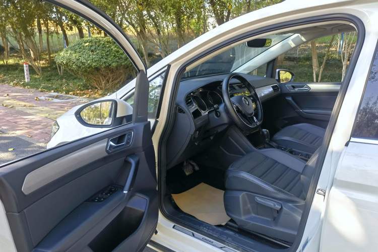 Used Volkswagen Touran 2018 Volkswagen Touran L 280TSI DSG Boundary Edition 6-Seater China VI Standard Driver Seat
