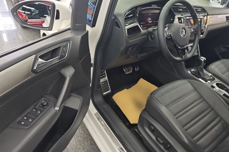 Used Volkswagen Touran 2018 Volkswagen Touran L 280TSI DSG Comfort Edition 7-seater Driver Seat
