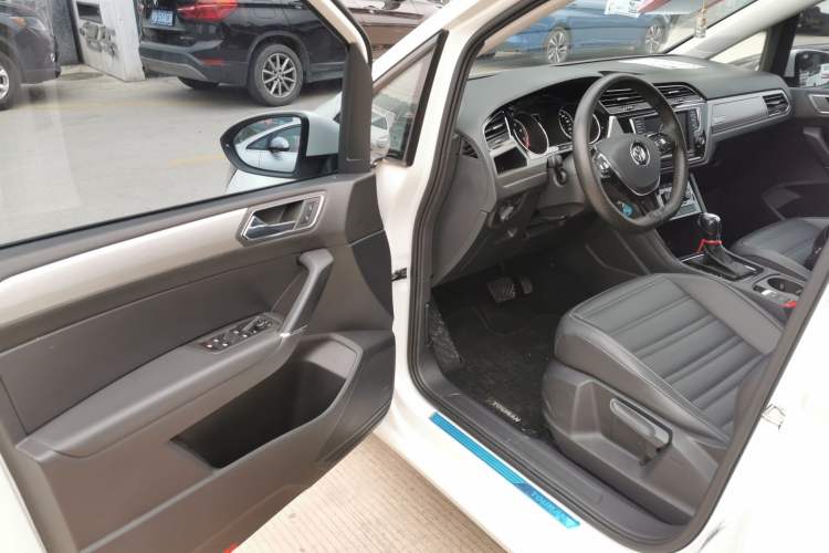 Used Volkswagen Touran 2018 Volkswagen Touran L 280TSI DSG Comfort Edition 7 Seats China VI Standard Driver Seat