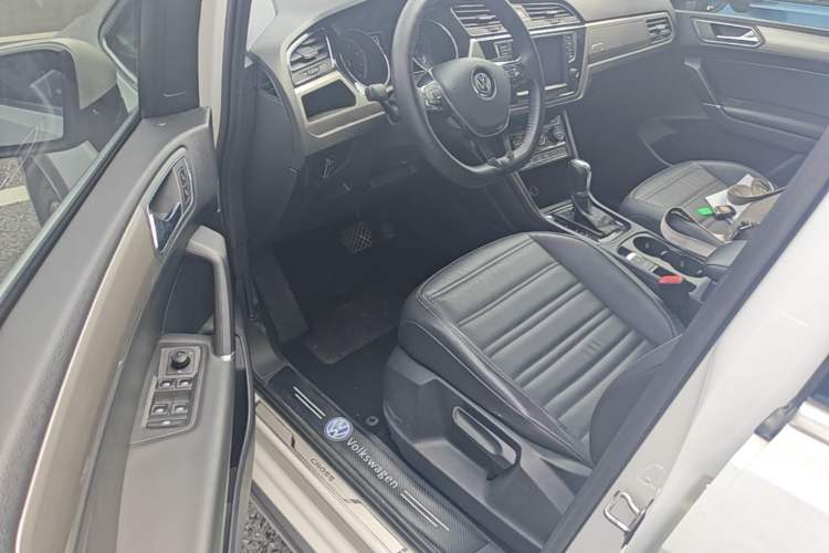 Used Volkswagen Touran 2018 Volkswagen Touran L 280TSI DSG Boundary Edition 6-Seater China VI Standard Driver Seat