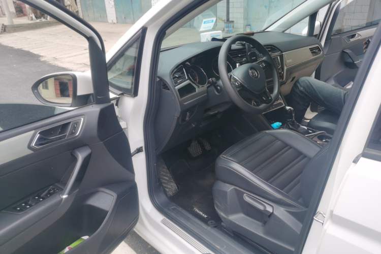 Used Volkswagen Touran 2018 Volkswagen Touran L 280TSI DSG Comfort Edition 7 Seats China VI Standard Driver Seat
