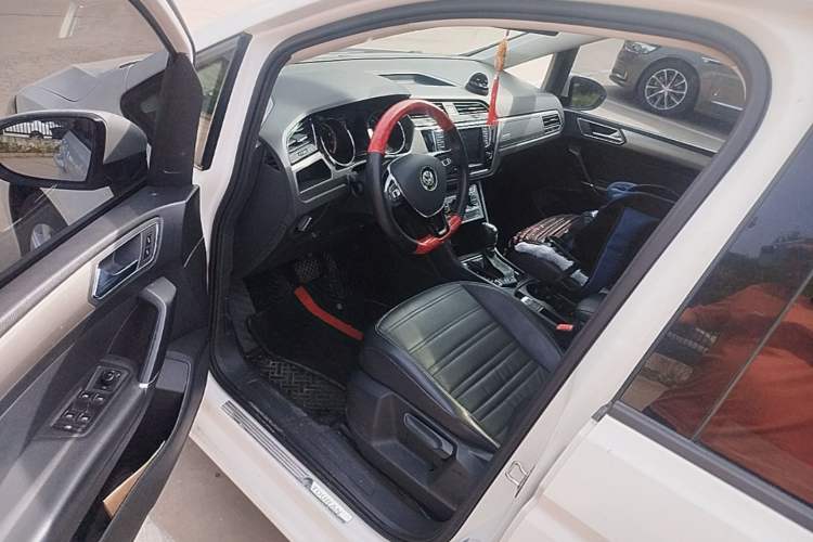 Used Volkswagen Touran 2018 Volkswagen Touran L 280TSI DSG Comfort Edition 6-seater Driver Seat