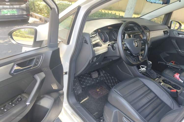 Used Volkswagen Touran 2018 Volkswagen Touran L 280TSI DSG Comfort Edition 6-seater Driver Seat
