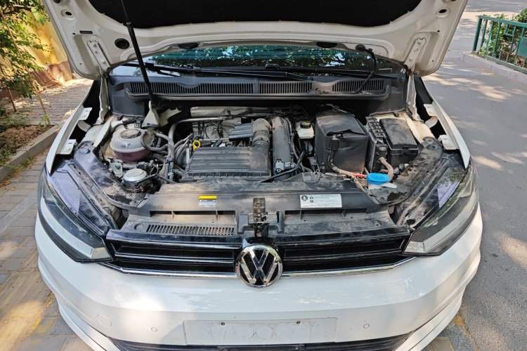 Used Volkswagen Touran 2018 Volkswagen Touran L 280TSI DSG Comfort Edition 7 Seats China VI Standard Engine Bay