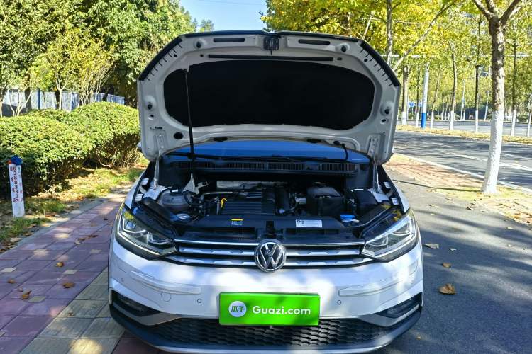 Used Volkswagen Touran 2018 Volkswagen Touran L 280TSI DSG Boundary Edition 6-Seater China VI Standard Engine Bay