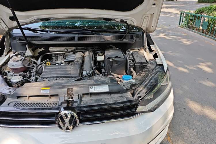 Used Volkswagen Touran 2018 Volkswagen Touran L 280TSI DSG Comfort Edition 7 Seats China VI Standard Engine Bay Left