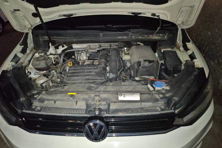 Used Volkswagen Touran 2018 Volkswagen Touran L 280TSI DSG Comfort Edition 7 Seats China VI Standard Engine Bay