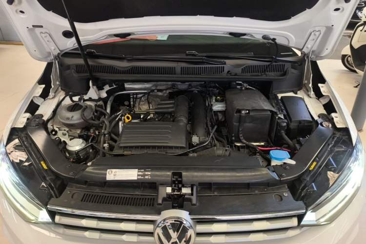 Used Volkswagen Touran 2018 Volkswagen Touran L 280TSI DSG Boundary Edition 7 Seats China VI Standard Engine Bay