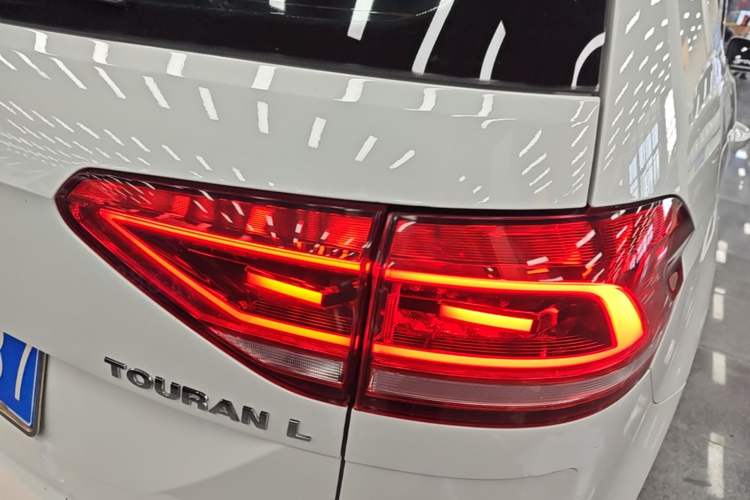 Used Volkswagen Touran 2018 Volkswagen Touran L 280TSI DSG Comfort Edition 7-seater Exterior 3