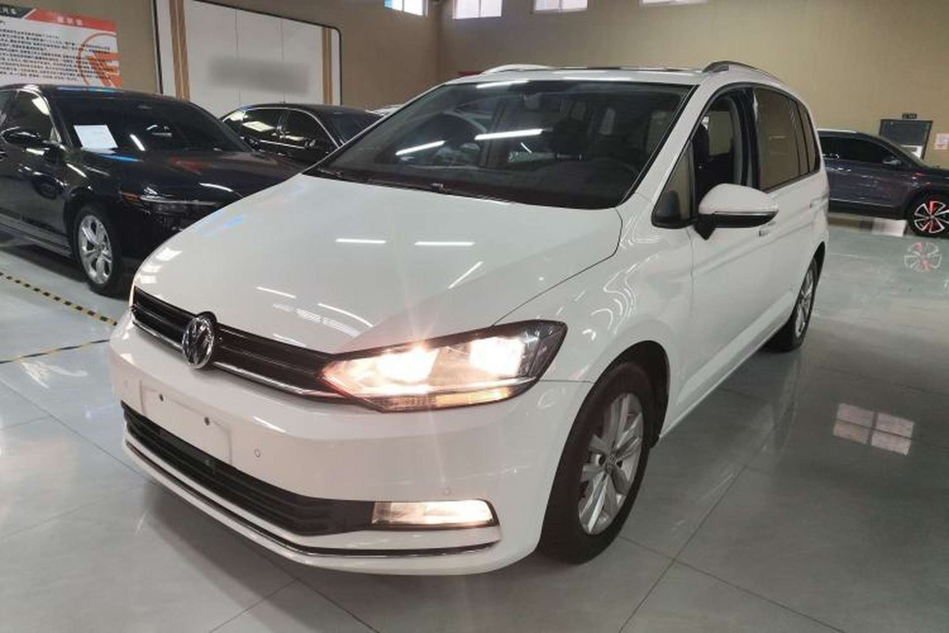 Used Volkswagen Touran 2018 Volkswagen Touran L 280TSI DSG Comfort Edition 7 Seats China V Emission Standard Front Left 45 Deg