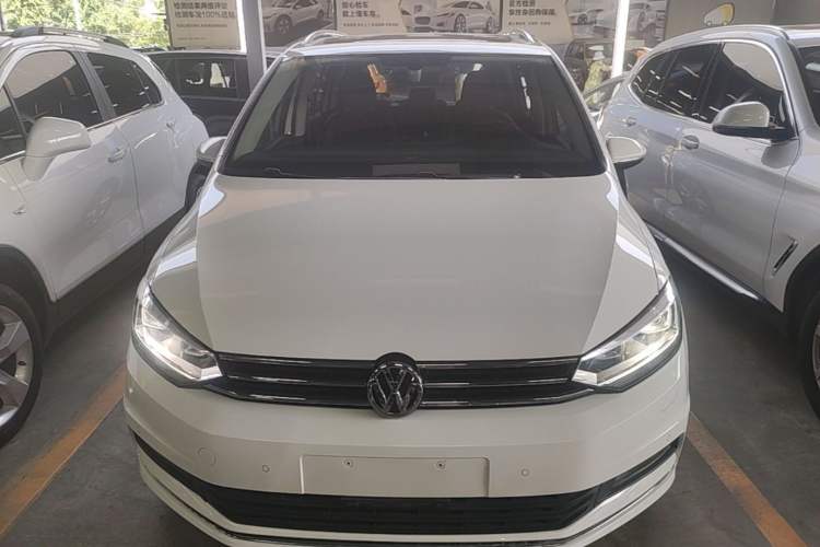 Used Volkswagen Touran 2018 Volkswagen Touran L 280TSI DSG Comfort Edition 7-seater Front
