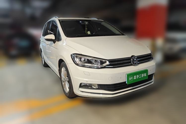 Used Volkswagen Touran 2018 Volkswagen Touran L 280TSI DSG Comfort Edition 7-seater Front Right 45 Deg