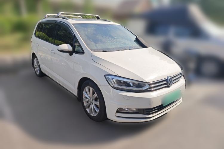 Used Volkswagen Touran 2018 Volkswagen Touran L 280TSI DSG Comfort Edition 7-seater Front Right 45 Deg
