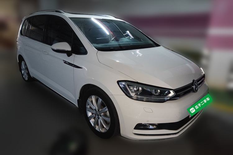 Used Volkswagen Touran 2018 Volkswagen Touran L 280TSI DSG Luxury Edition 6-seater Front Right 45 Deg