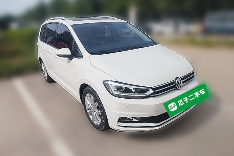 Used Volkswagen Touran 2018 Volkswagen Touran L 280TSI DSG Comfort Edition 6-seater Front Right 45 Deg