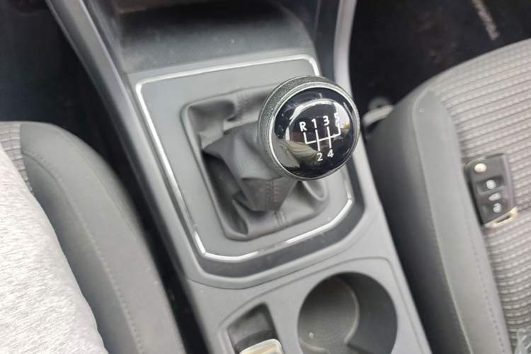 Used Volkswagen Touran 2018 Volkswagen Touran L 280TSI Manual Trend Edition Gear Lever