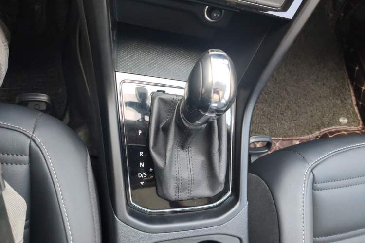 Used Volkswagen Touran 2018 Volkswagen Touran L 280TSI DSG Comfort Edition 7 Seats China VI Standard Gear Lever