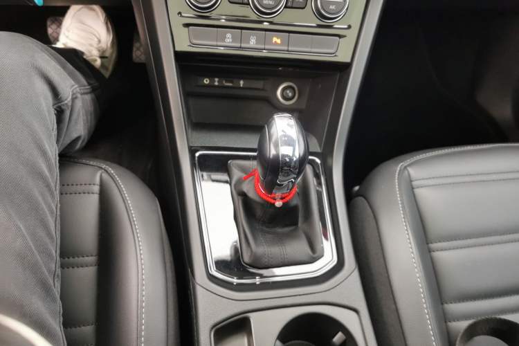 Used Volkswagen Touran 2018 Volkswagen Touran L 280TSI DSG Comfort Edition 7 Seats China VI Standard Gear Lever