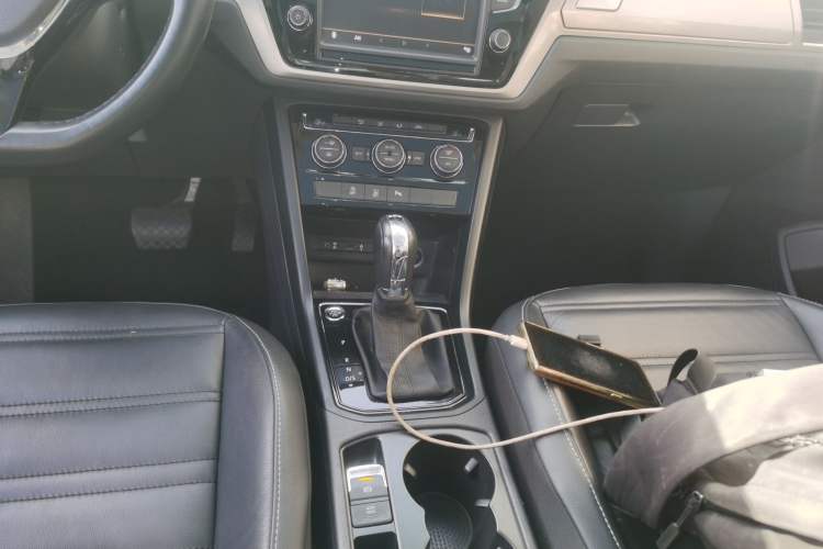 Used Volkswagen Touran 2018 Volkswagen Touran L 280TSI DSG Comfort Edition 7-seater Gear Lever