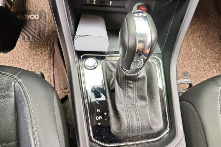 Used Volkswagen Touran 2018 Volkswagen Touran L 280TSI DSG Boundary Edition 7 Seats China VI Standard Gear Lever
