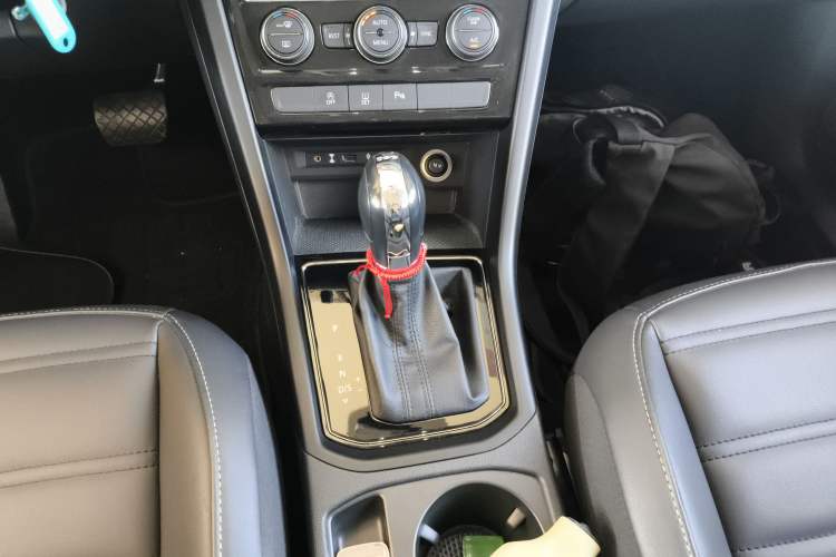 Used Volkswagen Touran 2018 Volkswagen Touran L 280TSI DSG Comfort Edition 7 Seats China VI Standard Gear Lever