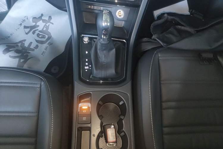 Used Volkswagen Touran 2018 Volkswagen Touran L 280TSI DSG Comfort Edition 7-seater Gear Lever