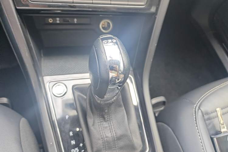 Used Volkswagen Touran 2018 Volkswagen Touran L 280TSI DSG Boundary Edition 6-Seater China VI Standard Gear Lever