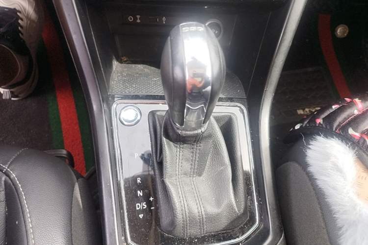 Used Volkswagen Touran 2018 Volkswagen Touran L 280TSI DSG Comfort Edition 6-seater Gear Lever